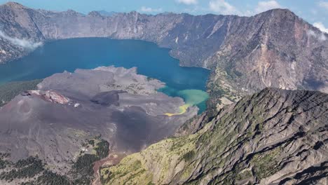 vista aérea del volcán mount batur y el lago del cráter