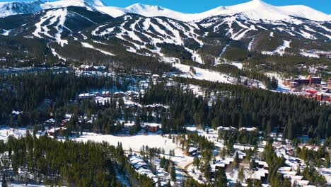 Wunderschöne-Sicht-Auf-Skipisten-In-Den-Rocky-Mountains