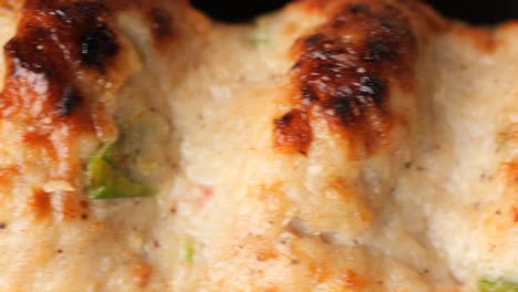 detalle de la carne de kabab en la mesa ,