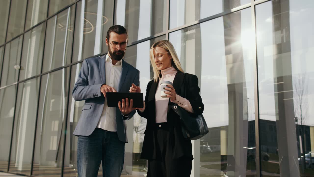 молодые бизнесмены проводят время вместе на открытом воздухе