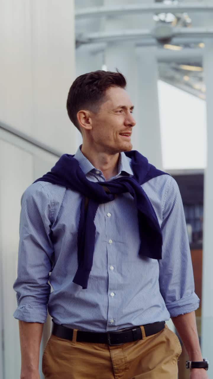 Uomo in camicia a righe