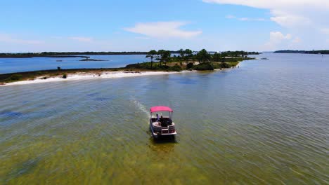 Drohne-Kreist-Vor-Einem-Pontonboot-Und-Verlässt-Einige-Kleine-Inseln-In-Der-Nähe-Von-Destin-Florida