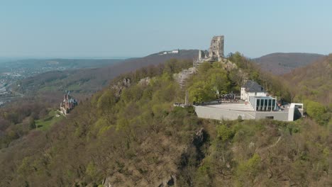 drone - toma aérea de la ruina drachenfels con el castillo drachenburg y el río rhine siebengebirge cerca de bonn - königswinter 30p