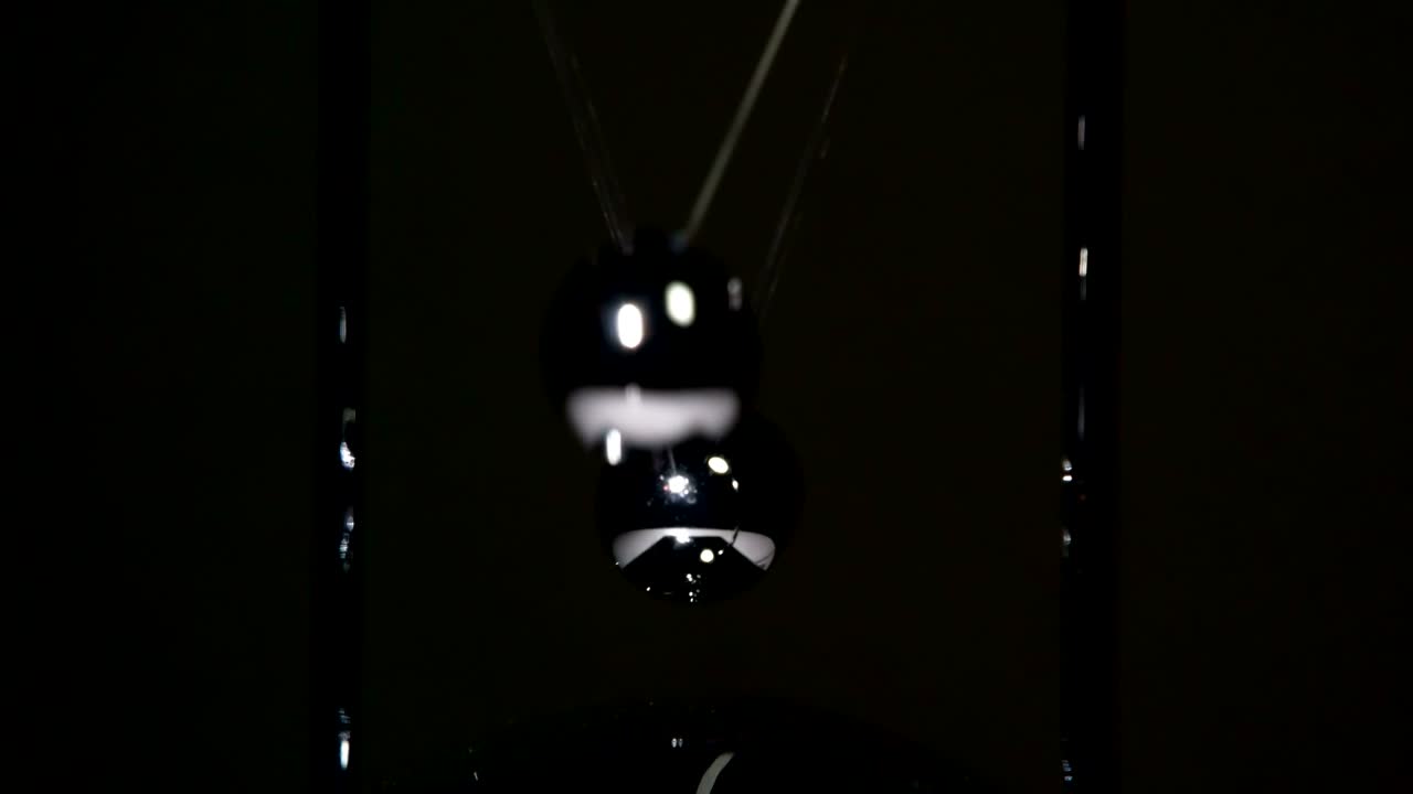 movimiento alrededor del péndulo de newton