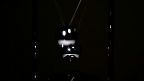 movimiento alrededor del péndulo de newton