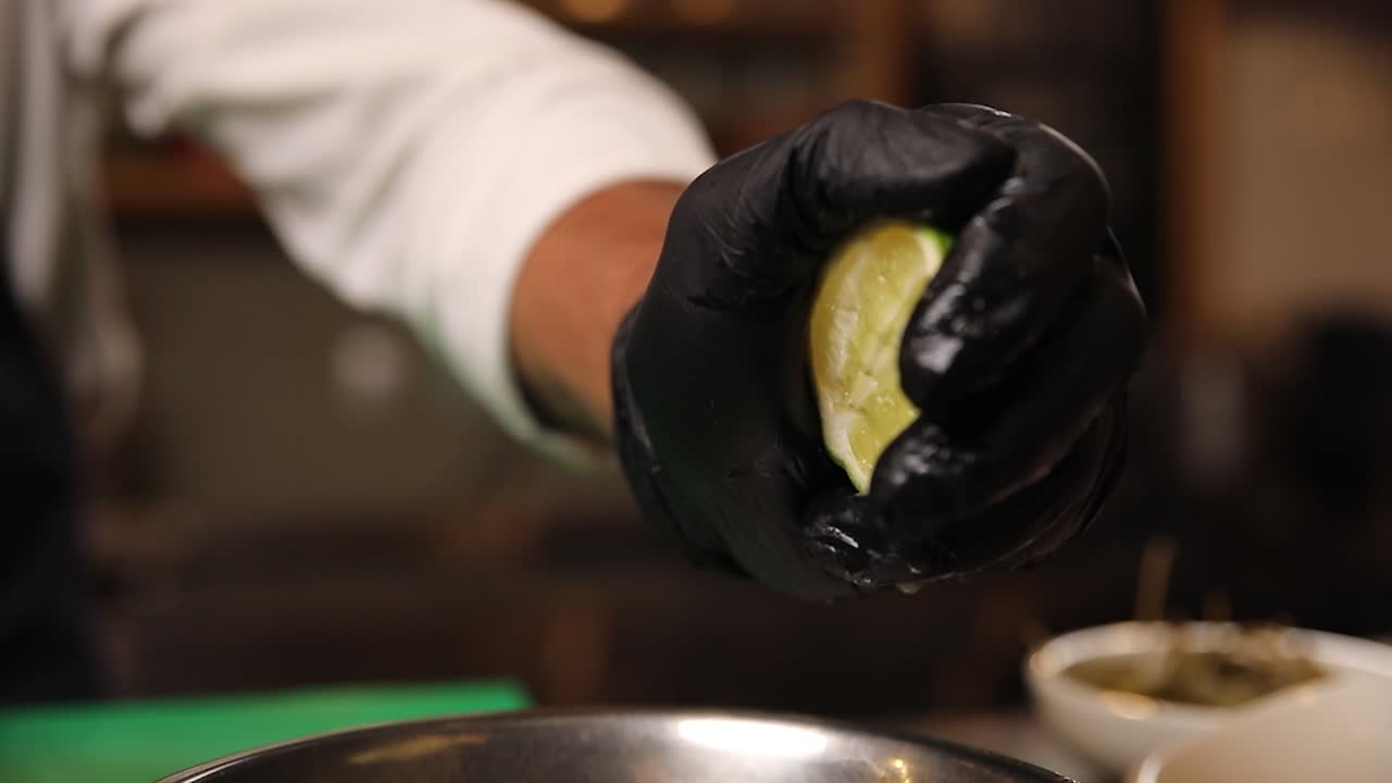 el chef exprimiendo un huevo