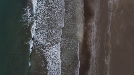 Mar-Olas-Del-Océano-Golpeando-La-Orilla