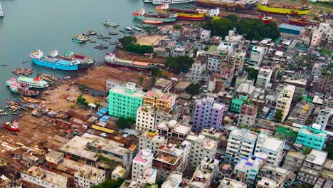 Toma-Aérea-De-Un-Astillero-En-Los-Barrios-Marginales-De-La-Ciudad-De-Dhaka,-Bangladesh