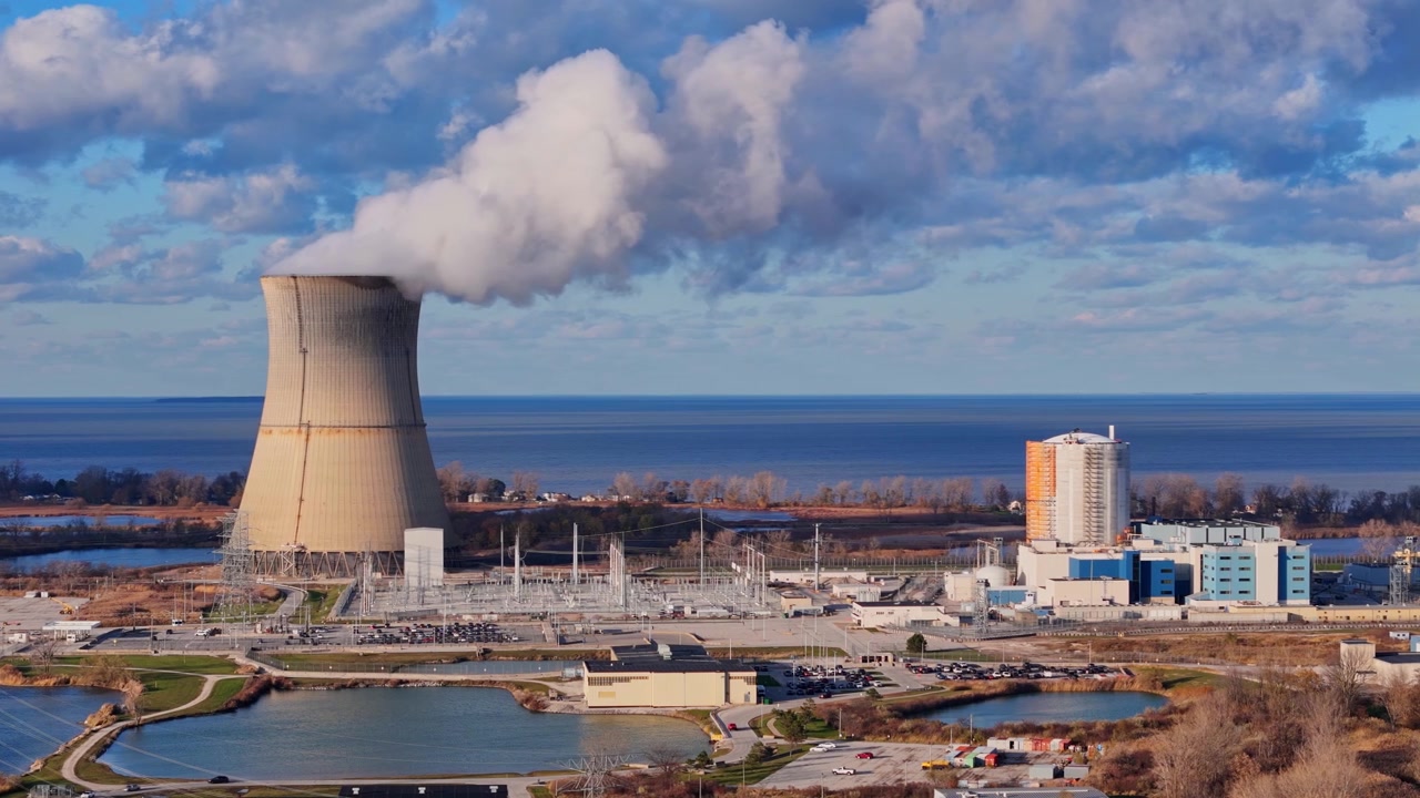 Uitgestrekt uitzicht op de kerncentrale Davis-Besse die stoom uit een koeltoren blaast.
