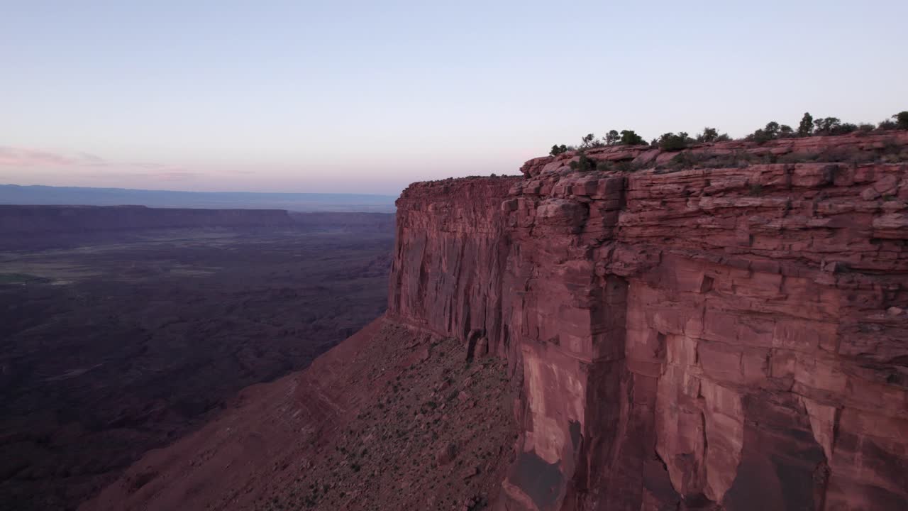 cañón de utah: acantilados verticales de piedra arenisca de la meseta de adobe en el valle del castillo