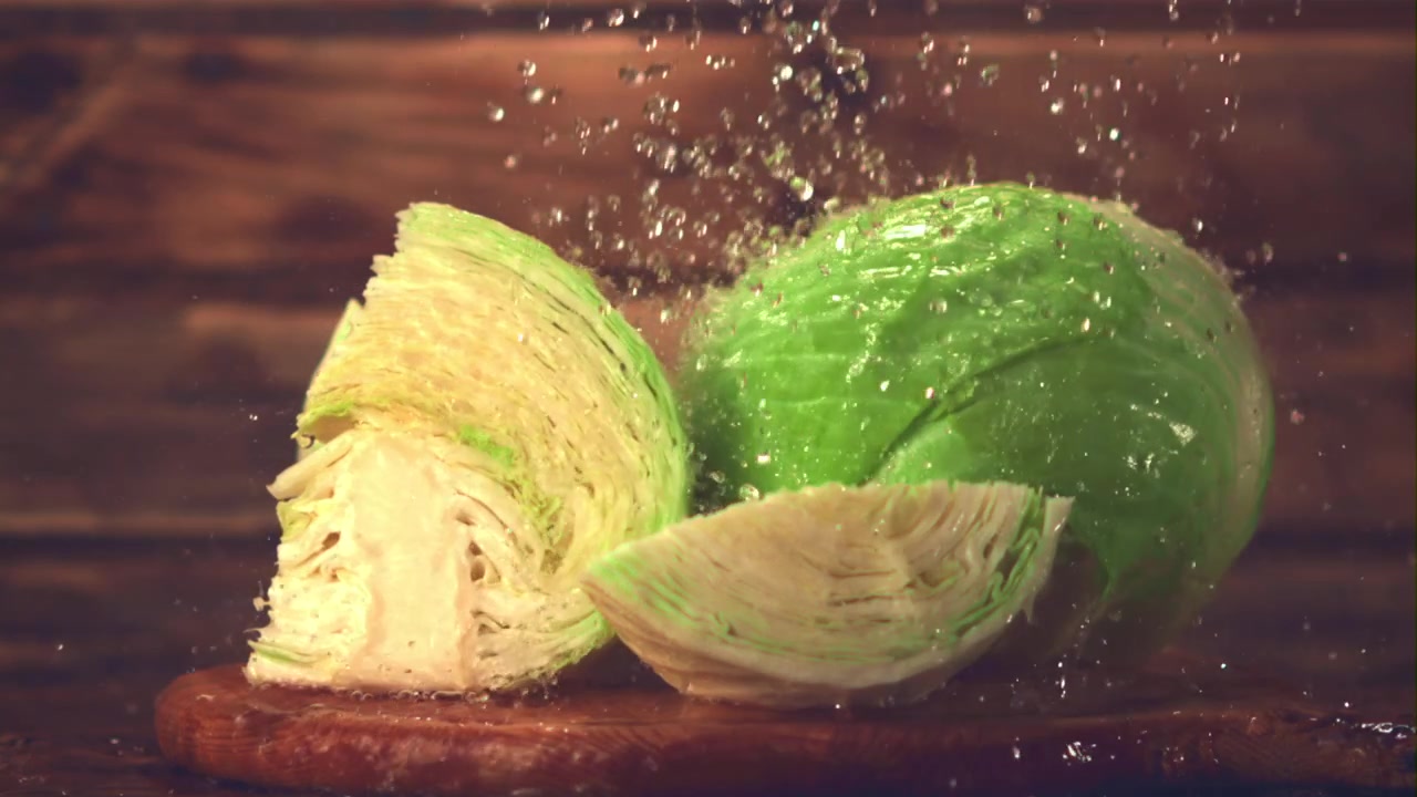 Water spat op verse groene kool op een houten achtergrond