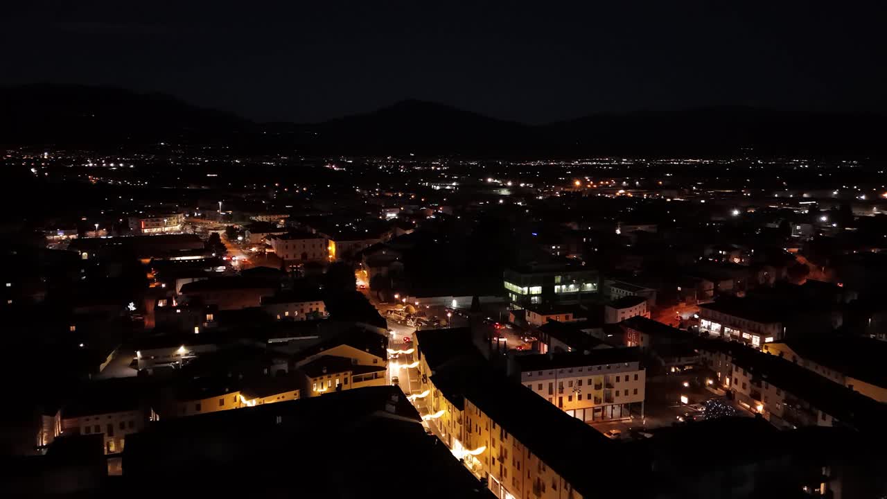 la ciudad de malo por la noche en la provincia de vicenza, italia