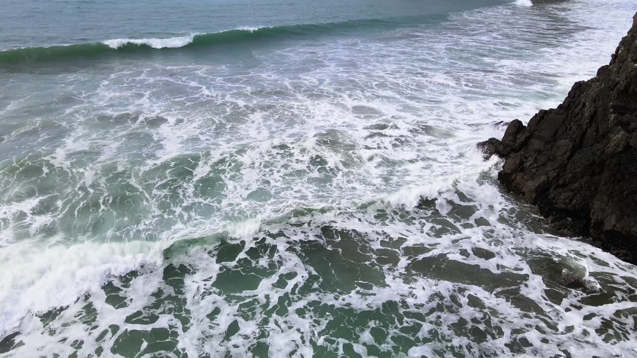 Filmato drone 4K: Onde dell'Oceano Pacifico a Brookings, Oregon