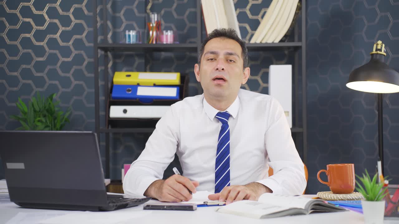 아픈 사업가가 재채기하고 있어요.