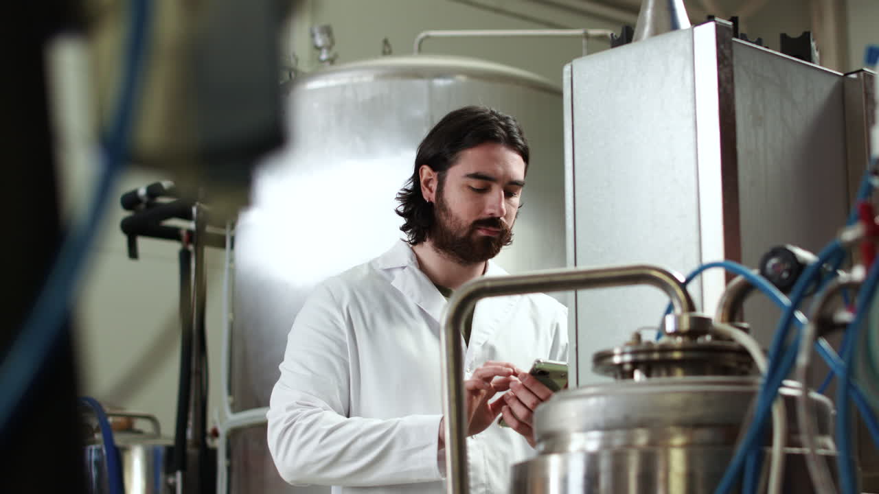 hombre haciendo control en la cervecería
