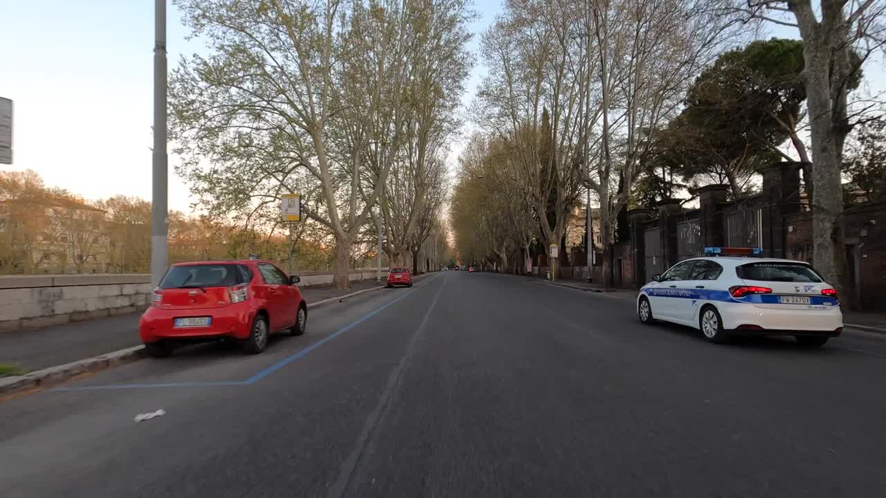 코로나 바이러스 전염병 기간 동안 로마의 황폐한 도로