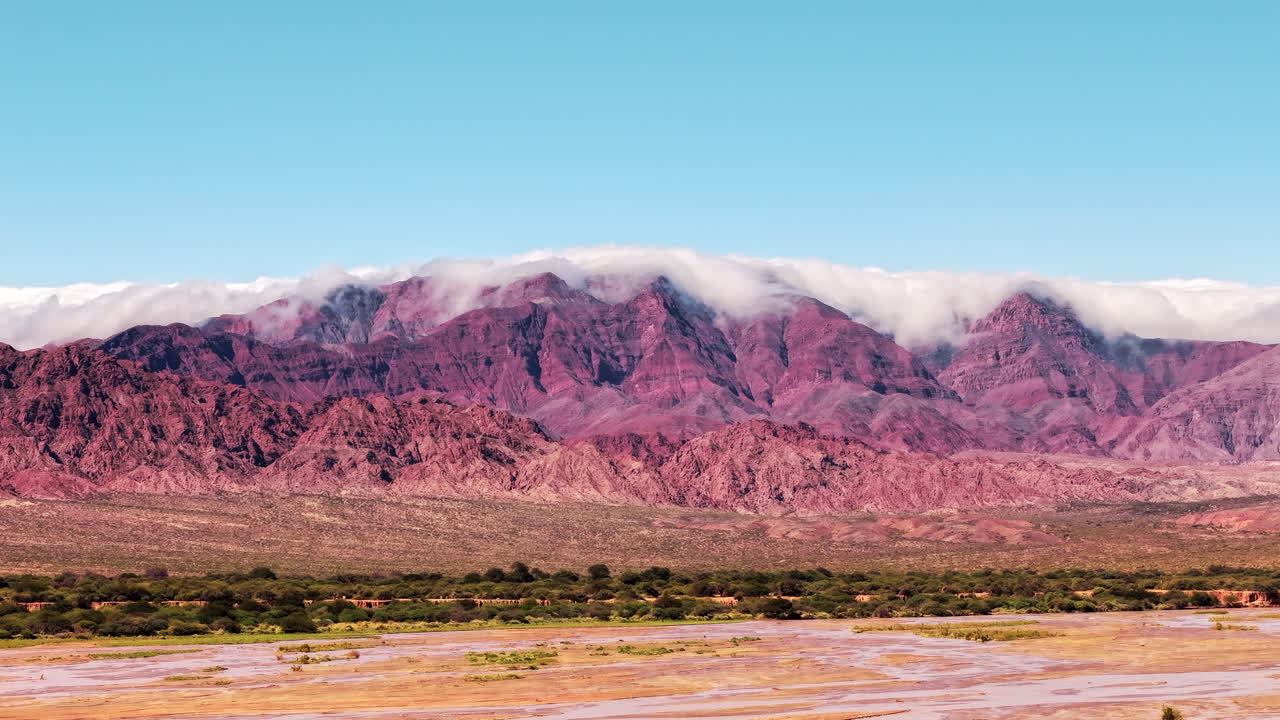 드론 하이퍼스는 아르헨티나 살타의 카파야테 산맥을 포착합니다.