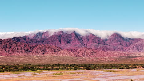 hyperlapse drone captura las montañas de cafayate, salta, argentina, mientras están envueltas por nubes giratorias