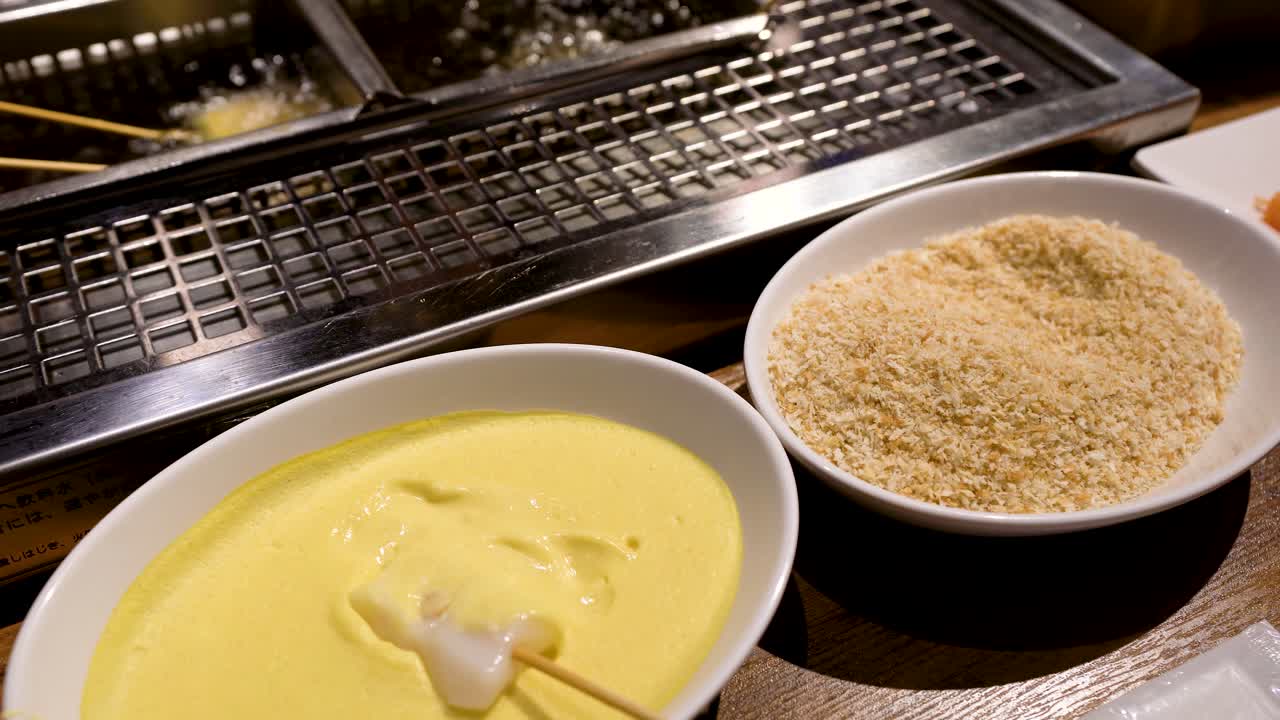 comida japonesa de moda en osaka, fiesta de comida frita con brocheta en el restaurante