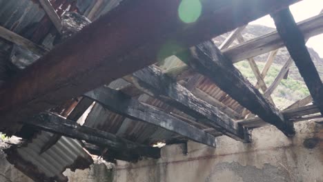 techo de un edificio antiguo dañado y arruinado