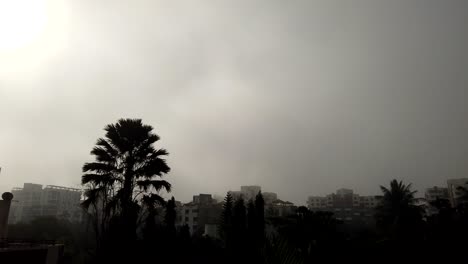 Zeitraffer-Des-Nebels-Bei-Winterwetter-Kurz-Nach-Sonnenaufgang-Mit-Blauem-Himmel-Darüber,-Während-Die-Stadt-Vom-Nebel-Bedeckt-Ist---Coronavirus