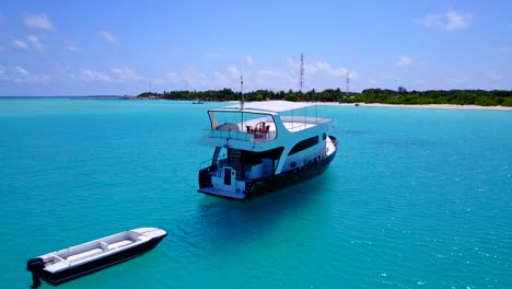 Movimiento-Aéreo-Circular-Alrededor-De-Un-Barco-Turístico-Anclado-En-Las-Costas-De-Una-Isla-Tropical