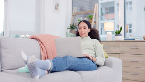 Mujer-Relajada,-Sofá-Y-Computadora-Portátil-Para-Internet-En-Casa