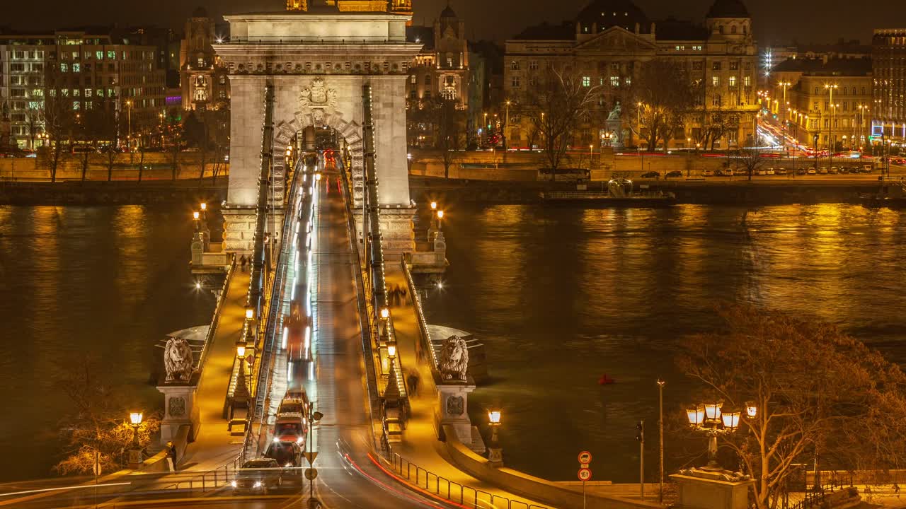 Budapest Chain Bridge, night traffic  4k time-lapse video