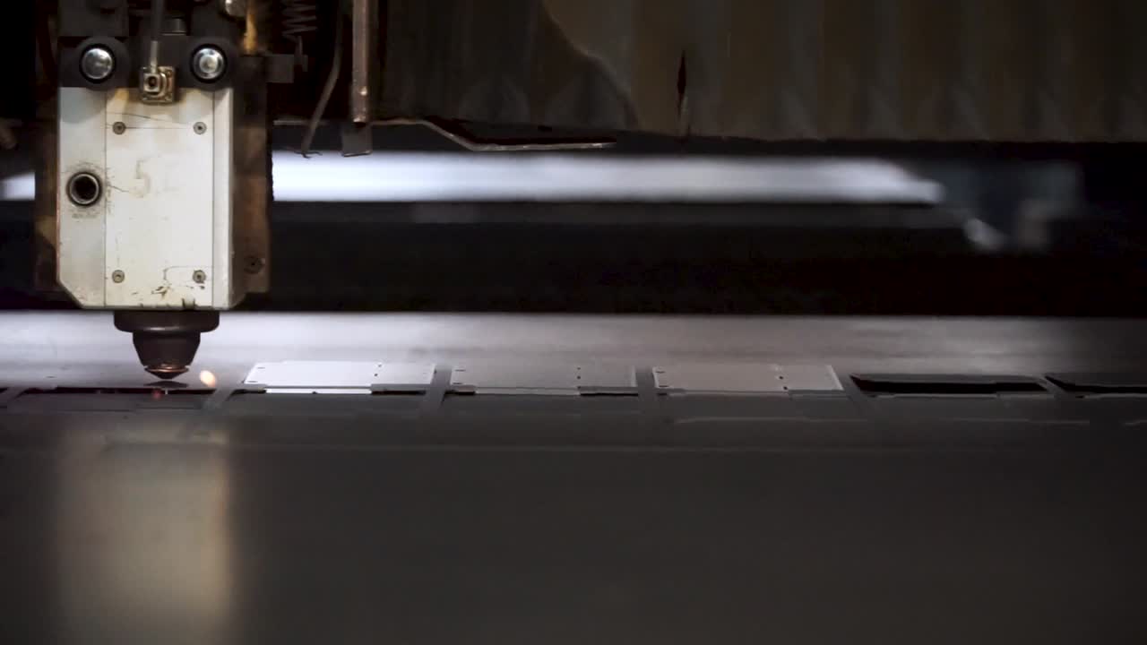 Máquina de Corte a Laser de Metal em Operação