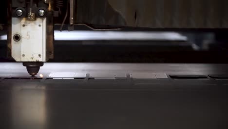 máquina de corte por láser de metales en funcionamiento
