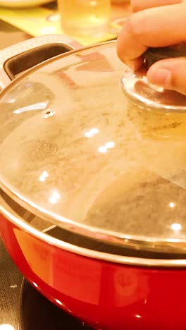 proceso de cocción de sukiyaki shabu en una olla caliente
