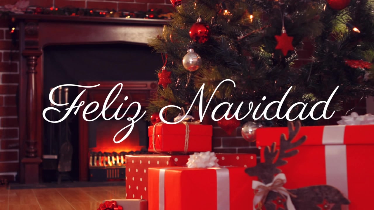 Animación de Feliz Navidad sobre regalos y un árbol navideño.