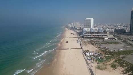 desarrollo urbano- ciudad de bat yam- israel- desde una vista de pájaro- drone 4k video