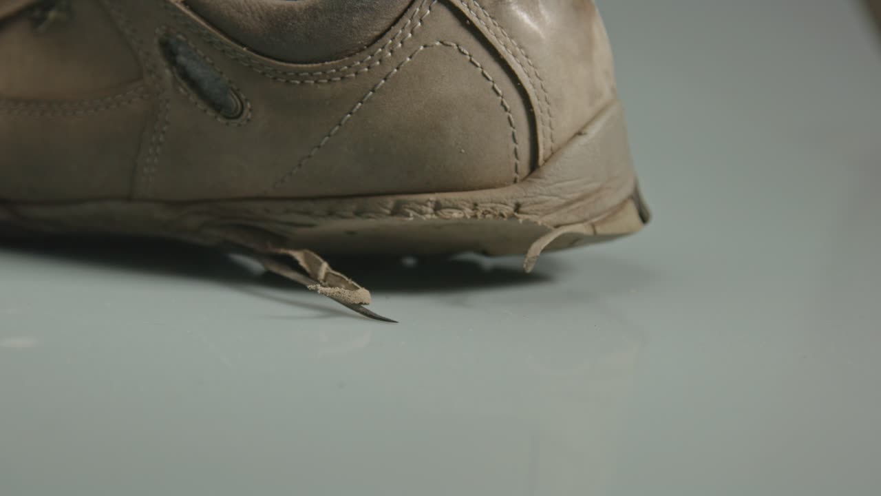 primer plano de un tacón de zapato dañado de una bota de senderismo