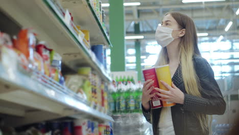 mujer comprando comestibles en un supermercado
