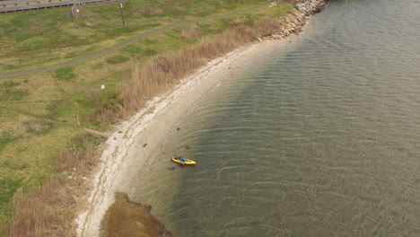 Una-Toma-Aérea-Sobre-Un-Pantano-Salado-En-Un-Día-Soleado