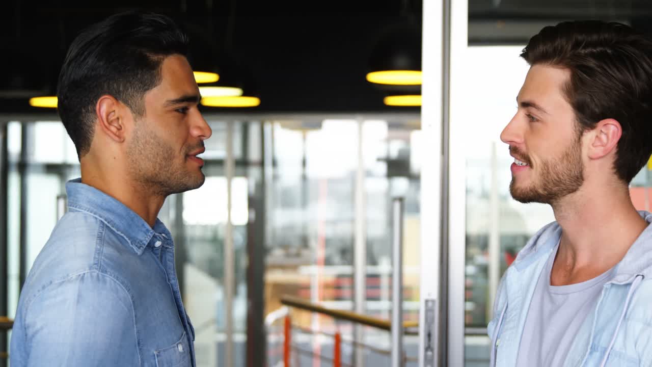 ejecutivos masculinos felices interactuando entre sí