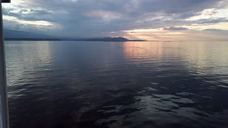 Mirando-Por-Encima-Del-Agua-En-Un-Ferry-En-Columbia-Británica-En-Dirección-A-La-Isla-De-Vancouver