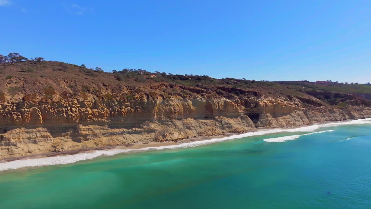 미국 캘리포니아 주 샌디에이고 의 토리 파인스 주립 해변 의 경치 좋은 해양 풍경 - 공중 드론 촬영