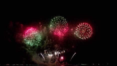 magnífico festival de fuegos artificiales en el paseo marítimo al final del año