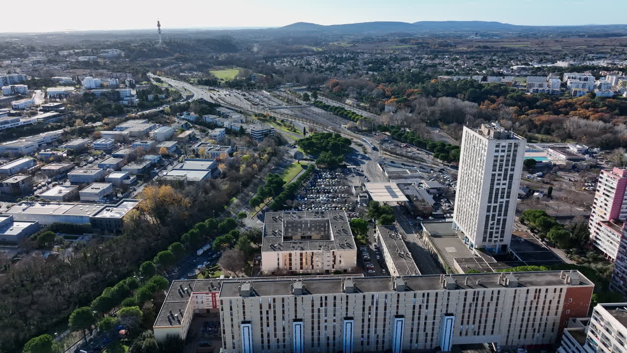 라 모손을 가로질러 날아다니는 몽펠리에의 도시적 아름다움은 태양의 빛에 의해 강조됩니다.