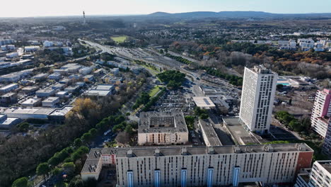 Beim-Gleiten-über-La-Mosson-Wird-Die-Städtische-Schönheit-Von-Montpellier-Durch-Die-Sonnenstrahlen-Betont