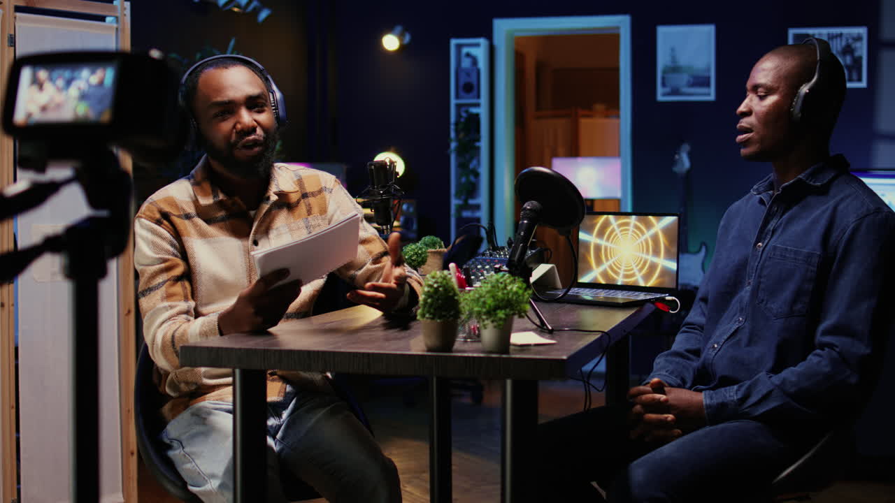 프로페셔널 블로그 가을 사용하여 캐스트 스트리밍을 공동으로 진행합니다.