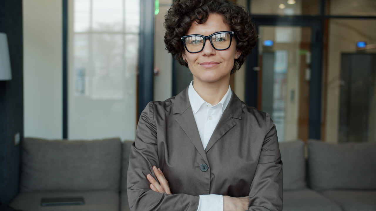 mujer de negocios confiada en la oficina