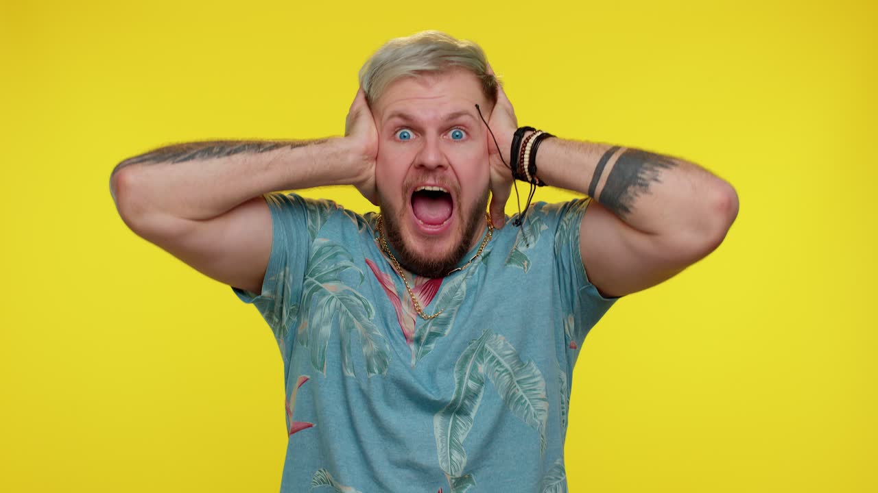 충격으로 비명을 지르는 남자