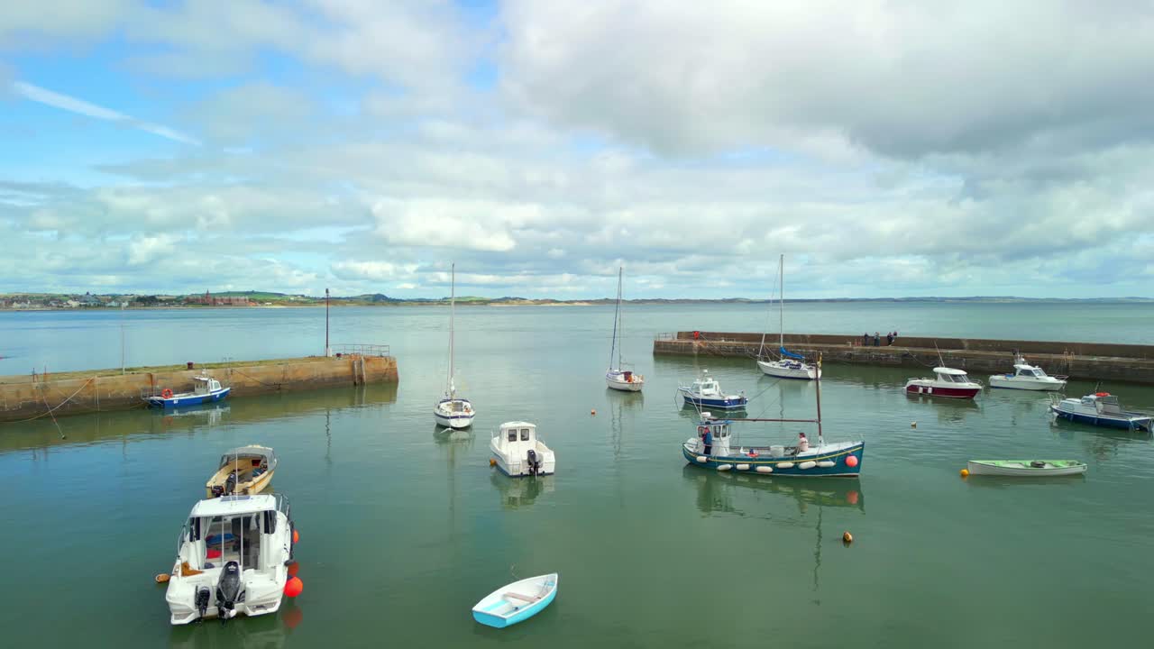 Video aereo ravvicinato delle barche nel porto di Newcastle nella contea di Down, Irlanda del Nord. Filmato in 4K, 60 FPS e con colore Rec709.