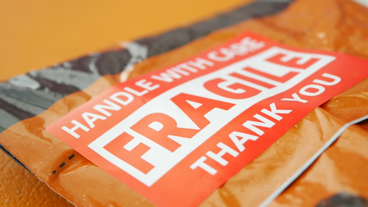 부서지기 쉬운 패키지 라벨