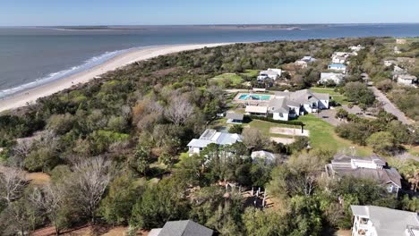 Antena-De-La-Isla-De-Sullivan-De-Casas-Y-Playa-Cerca-De-Charleston-Sc,-Carolina-Del-Sur