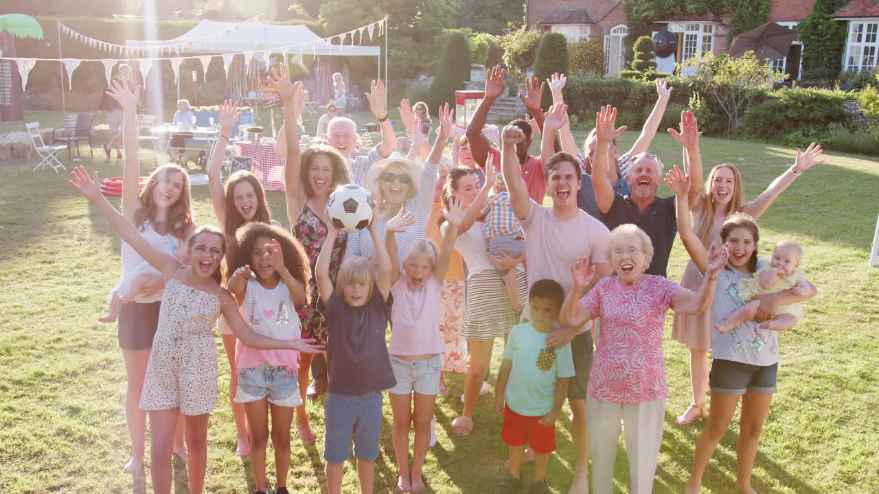 여름 정원 축제 에 참석 하는 사람 들 의 느린 동작 그룹 초상화
