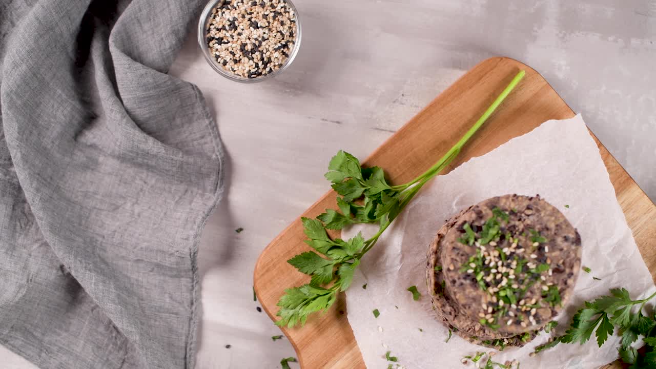 hamburguesa vegetal cruda con frijoles negros
